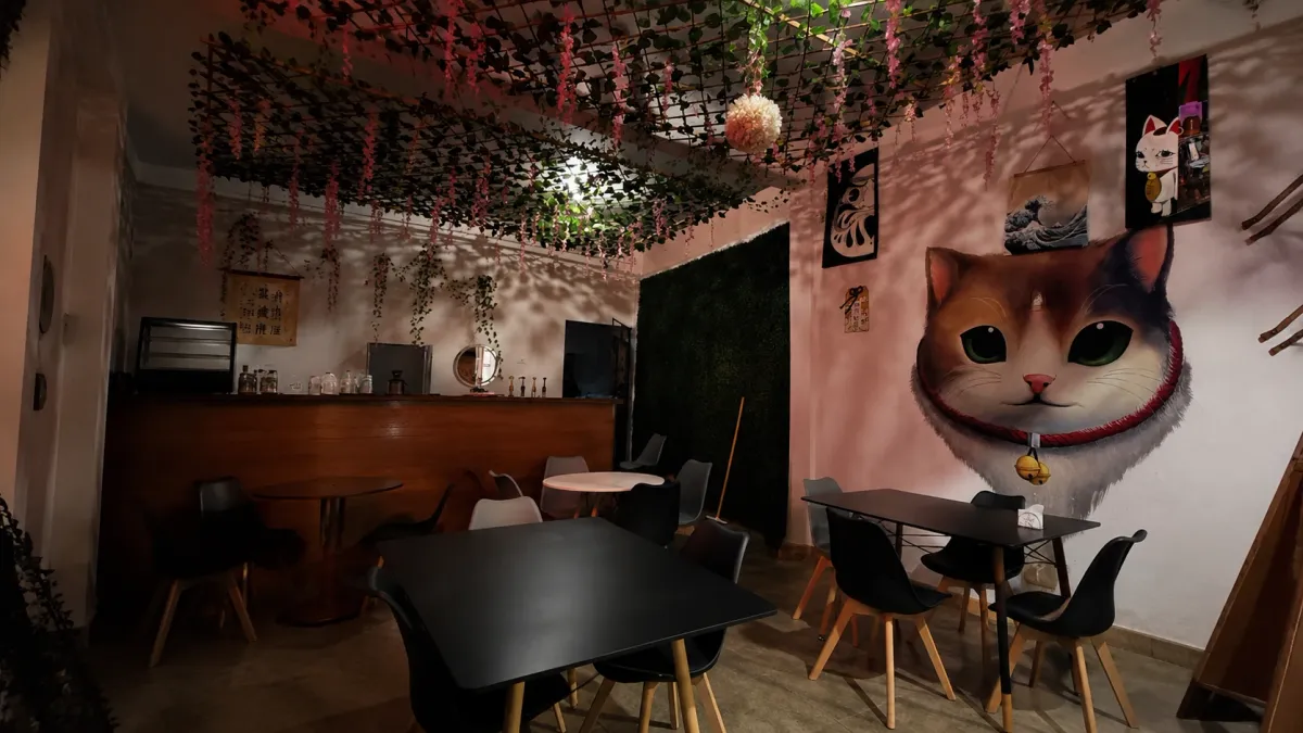 Interior do Neko Café